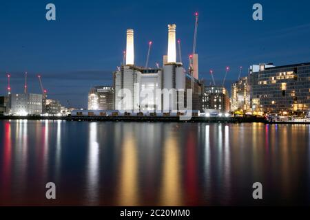 Battersea Power Station, développement et travaux de conversion sur la façade de la rivière, prise de vue de nuit Banque D'Images