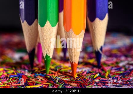 crayons de couleur avec copeaux après la netteté gros plan, macro Banque D'Images