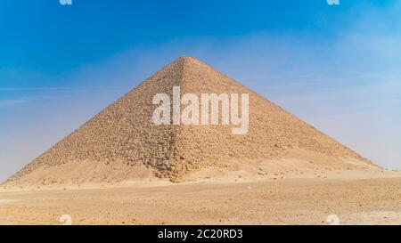 La Pyramide rouge, la Pyramide rouge, également appelée Pyramide du Nord, est la plus grande des trois grandes pyramides situées à la nécropole de Dahshur au Caire, par exemple Banque D'Images