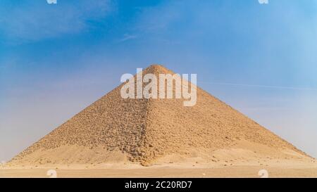 La Pyramide rouge, la Pyramide rouge, également appelée Pyramide du Nord, est la plus grande des trois grandes pyramides situées à la nécropole de Dahshur au Caire, par exemple Banque D'Images