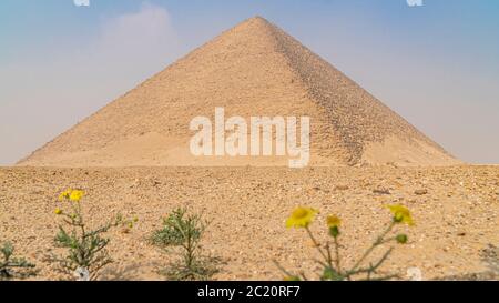 La Pyramide rouge, la Pyramide rouge, également appelée Pyramide du Nord, est la plus grande des trois grandes pyramides situées à la nécropole de Dahshur au Caire, par exemple Banque D'Images