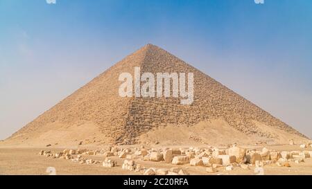 La Pyramide rouge, la Pyramide rouge, également appelée Pyramide du Nord, est la plus grande des trois grandes pyramides situées à la nécropole de Dahshur au Caire, par exemple Banque D'Images