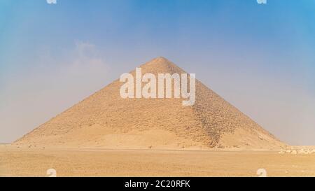 La Pyramide rouge, la Pyramide rouge, également appelée Pyramide du Nord, est la plus grande des trois grandes pyramides situées à la nécropole de Dahshur au Caire, par exemple Banque D'Images