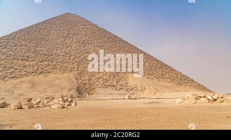 La Pyramide rouge, la Pyramide rouge, également appelée Pyramide du Nord, est la plus grande des trois grandes pyramides situées à la nécropole de Dahshur au Caire, par exemple Banque D'Images