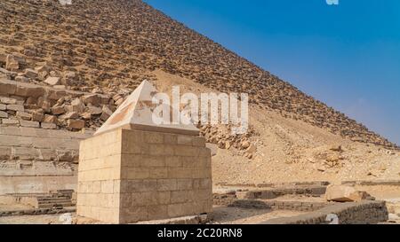 La Pyramide rouge, la Pyramide rouge, également appelée Pyramide du Nord, est la plus grande des trois grandes pyramides situées à la nécropole de Dahshur au Caire, par exemple Banque D'Images