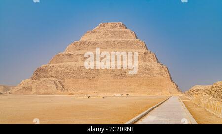 La Pyramide de Djoser ou Djeser et Zoser , ou Pyramide de pas est un vestiges archéologique dans la nécropole de Saqqara, en Egypte, au nord-ouest de la ville de Mem Banque D'Images