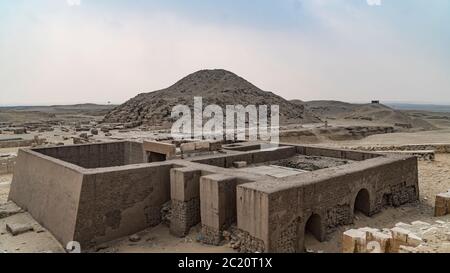 La Pyramide de Djoser ou Djeser et Zoser , ou Pyramide de pas est un vestiges archéologique dans la nécropole de Saqqara, en Egypte, au nord-ouest de la ville de Mem Banque D'Images