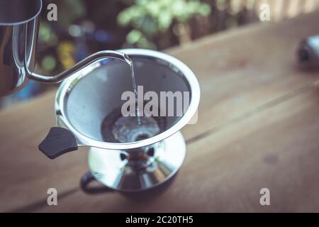 Le café à la main goutte la lenteur de la vie de barista travaillant de chez lui Banque D'Images