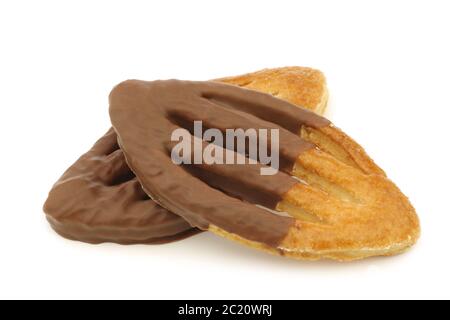 les biscuits traditionnels hollandais appelés « kaking » avec une couverture de chocolat sur fond blanc Banque D'Images