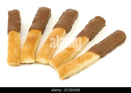 les biscuits traditionnels hollandais appelés « kaking » avec une couverture de chocolat sur fond blanc Banque D'Images