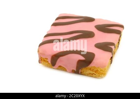 gâteaux carrés fraîchement cuits, vernis rose, avec sauce au chocolat sur fond blanc Banque D'Images