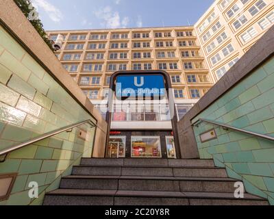 BERLIN, ALLEMAGNE - 15 juin 2020 : voir sur le panneau à la station de métro Alexanderplatz. Logo U-Bahn allemand traditionnel, pris à l'entrée - sortie, Banque D'Images