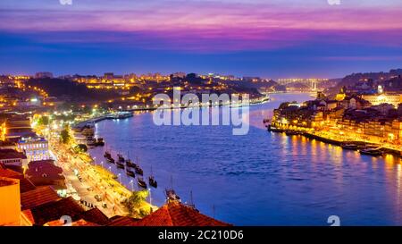 Vue sur le fleuve Douro au coucher du soleil, Porto, Portugal Banque D'Images