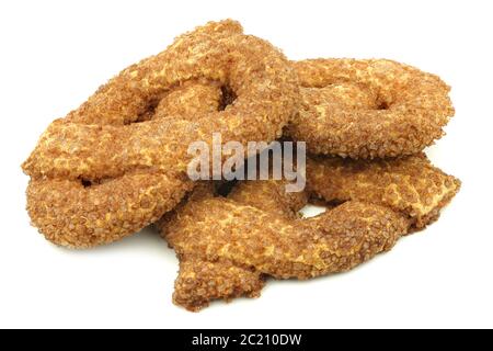 Les cookies traditionnels hollandais appelés « kaking » sur fond blanc Banque D'Images