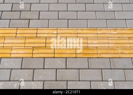 Revêtement tactile pour les personnes aveugles sur les chemins de tuiles, passerelle pour la cécité. Banque D'Images