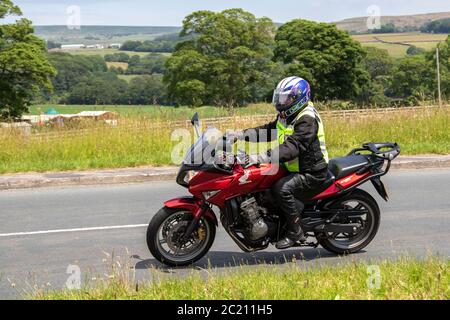 2009 rouge Honda CBF 600 sa-8; motard; transport à deux roues, motos, véhicule, routes, motos, motards motocyclisme à Chorley, Royaume-Uni Banque D'Images