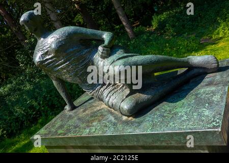 Parc de sculptures UEA HENRY MOORE Drapé femme inclinable, 1957–58 Banque D'Images