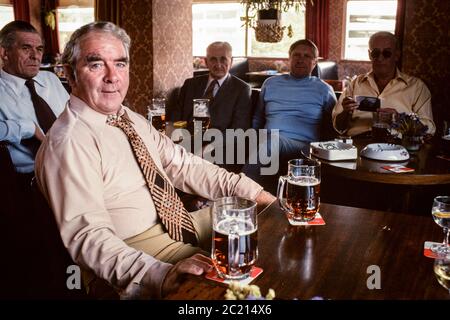 Joe Gormley Président du Syndicat national des mineurs de 1971 à 1982 dans son pub local heure du déjeuner du dimanche Banque D'Images