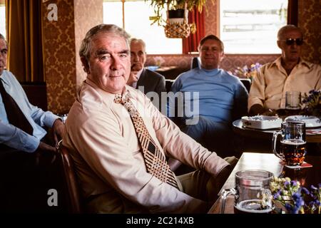 Joe Gormley Président du Syndicat national des mineurs de 1971 à 1982 dans son pub local heure du déjeuner du dimanche Banque D'Images