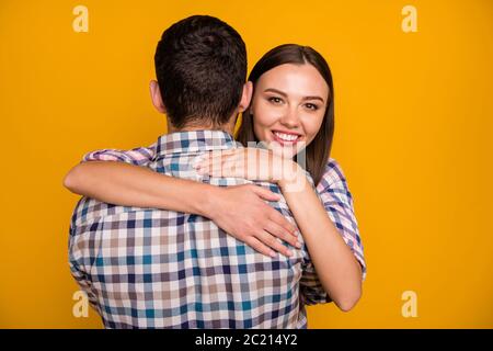 Gros plan photo jolie dame embrassant beau gars stand près cacher visage bonne humeur tenant les mains forte amant dos porter décontracté plaid chemises isolées Banque D'Images