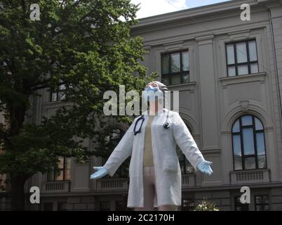 Riga, Lettonie. 15 janvier 2012. La statue « les Doctors for the World » du sculpteur A. Bikse, gage de gratitude et d'appréciation pour les efforts désintéressés des médecins et des infirmières pendant la pandémie de Corona, se trouve devant le Musée national d'art de Lettonie. Elle montre un médecin portant un protège-bouche et des gants, qui a quitté la salle de traitement et s'étire avec ses yeux fermés pour préparer sa prochaine tâche. Credit: Alexander Welscher/dpa/Alay Live News Banque D'Images