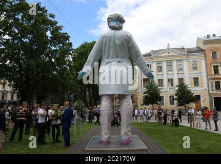 Riga, Lettonie. 15 janvier 2012. La statue « les Doctors for the World » du sculpteur A. Bikse, gage de gratitude et d'appréciation pour les efforts désintéressés des médecins et des infirmières pendant la pandémie de Corona, se trouve devant le Musée national d'art de Lettonie. Elle montre un médecin portant un protège-bouche et des gants, qui a quitté la salle de traitement et s'étire avec ses yeux fermés pour préparer sa prochaine tâche. Credit: Alexander Welscher/dpa/Alay Live News Banque D'Images