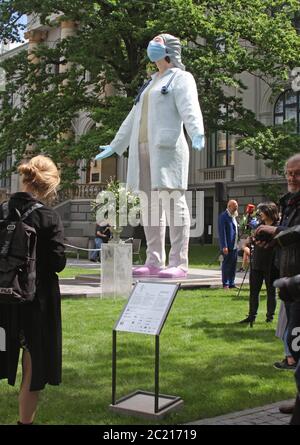 Riga, Lettonie. 15 janvier 2012. La statue « les Doctors for the World » du sculpteur A. Bikse, gage de gratitude et d'appréciation pour les efforts désintéressés des médecins et des infirmières pendant la pandémie de Corona, se trouve devant le Musée national d'art de Lettonie. Elle montre un médecin portant un protège-bouche et des gants, qui a quitté la salle de traitement et s'étire avec ses yeux fermés pour préparer sa prochaine tâche. Credit: Alexander Welscher/dpa/Alay Live News Banque D'Images