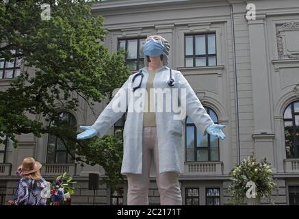 Riga, Lettonie. 15 janvier 2012. La statue « les Doctors for the World » du sculpteur A. Bikse, gage de gratitude et d'appréciation pour les efforts désintéressés des médecins et des infirmières pendant la pandémie de Corona, se trouve devant le Musée national d'art de Lettonie. Elle montre un médecin portant un protège-bouche et des gants, qui a quitté la salle de traitement et s'étire avec ses yeux fermés pour préparer sa prochaine tâche. Credit: Alexander Welscher/dpa/Alay Live News Banque D'Images