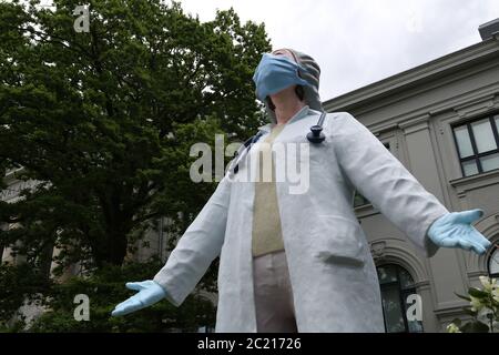 Riga, Lettonie. 15 janvier 2012. La statue « les Doctors for the World » du sculpteur A. Bikse, gage de gratitude et d'appréciation pour les efforts désintéressés des médecins et des infirmières pendant la pandémie de Corona, se trouve devant le Musée national d'art de Lettonie. Elle montre un médecin portant un protège-bouche et des gants, qui a quitté la salle de traitement et s'étire avec ses yeux fermés pour préparer sa prochaine tâche. Credit: Alexander Welscher/dpa/Alay Live News Banque D'Images