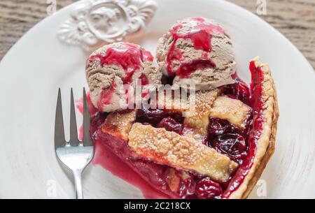 Tranche de tarte aux cerises avec boules de glace au chocolat Banque D'Images