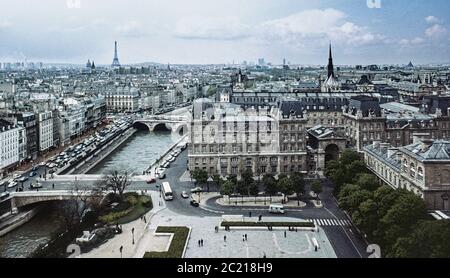 Photo illustration vue depuis le sommet de la cathédrale notre-Dame, Paris en 1972. Banque D'Images