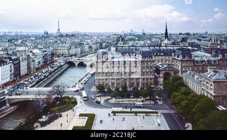 Vue depuis le haut de la cathédrale notre-Dame, Paris en 1972. Numérisation d'archives à partir d'un transparent ; Banque D'Images