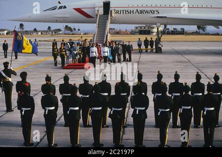 Une garde d'honneur se félicite de Sa Majesté la Reine Elizabeth & S.A.R. le duc d'Édimbourg, l'arrivée à la Barbade par Concorde. Circa 1989 Banque D'Images