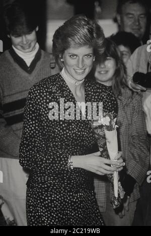 HRH, Diana, Princesse de Galles, à Londres, pour assister à un concours Help the Aged seniors Achievement Awards, portant une robe à pois. Octobre 23 1989 Banque D'Images