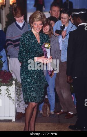 Son Altesse Royale, Diana, princesse de Galles assister à une aide aux aînés Personnes Âgées Achievement Awards, Londres, portant un livre vert et noir robe à pois. 23 octobre 1989 Banque D'Images