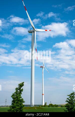 La production d'énergie durable avec les roues du vent vu en Allemagne Banque D'Images