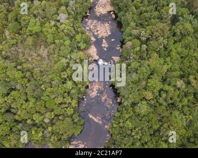 Magnifique vue aérienne de drone sur les cascades de la rivière Curua et les arbres forestiers de la Serra do Cachimbo dans la forêt amazonienne de Para, Brésil. Banque D'Images