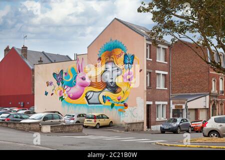 Saint-Quentin, France - juin 10 2020 : peinture murale sur un mur du centre-ville par l'artiste Kaldea. Banque D'Images