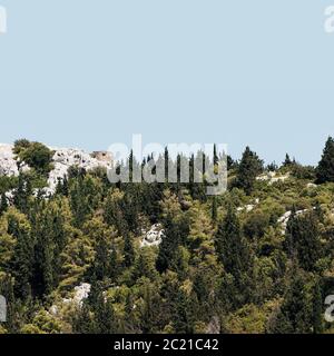 Ancien soute de béton armé de la Seconde Guerre mondiale sur le sommet de la colline de l'île Adriatique en Croatie Banque D'Images