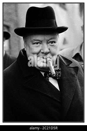 WINSTON CHURCHILL AVEC NOEUD PAPILLON CIGARE ET CHAPEAU HOMBURG le plus grand et vénéré chef de guerre de Grande-Bretagne, dont les magnifiques discours ont galvanisé une nation pour résister avec succès à l'agression de l'Allemagne nazie pendant la guerre II cette image d'après-guerre 1947/1948 le trouve fumant son cigare cubain favori et signature. Churchill est fait chevalier pour ses services à la Grande-Bretagne, sous le nom de Sir Winston Leonard Spencer Churchill. Un écrivain anglais emblématique vénéré et artiste peintre passionné (1874-1965). Banque D'Images
