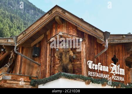 Alm trofana avec ours iconique à Ischgl, vallée de Paznaun au Tyrol, Autriche. Endroit où se trouve une cabane de ski avec restaurant et pizzeria. Banque D'Images