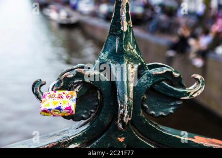 Cadenas à motifs de coeurs colorés attaché sur une rampe d'un pont à Amsterdam, pays-Bas Banque D'Images