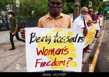 Colombo, province occidentale, Sri Lanka. 16 juin 2020. Les membres du Parti socialiste sri lankais de première ligne, les militants des droits civils et les membres syndicaux détiennent une plaque lors d'une manifestation à Colombo, Sri Lanka, le 16 juin 2020. Ils affirment que les lois de quarantaine du gouvernement violent la liberté démocratique de parole, de réunion et de protestation du peuple national. Credit: Pradeep Dambarage/ZUMA Wire/Alay Live News Banque D'Images