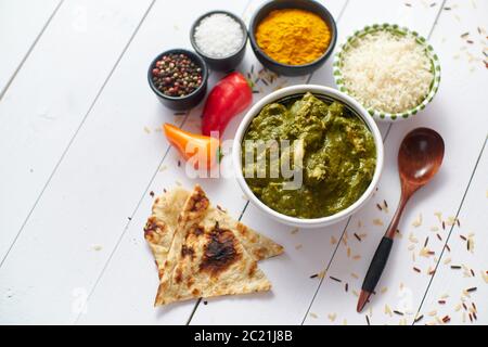 Curry traditionnel de poulet Korai du sud de l'Inde avec menthe et coriandre Banque D'Images