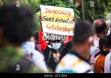 Colombo, province occidentale, Sri Lanka. 16 juin 2020. Les membres du Parti socialiste sri lankais de première ligne, les militants des droits civils et les membres syndicaux détiennent une plaque lors d'une manifestation à Colombo, Sri Lanka, le 16 juin 2020. Ils affirment que les lois de quarantaine du gouvernement violent la liberté démocratique de parole, de réunion et de protestation du peuple national. Credit: Pradeep Dambarage/ZUMA Wire/Alay Live News Banque D'Images