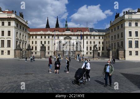 Prague, République tchèque. 26 avril 2020. L'assouplissement des restrictions gouvernementales liées au coronavirus a incité un grand nombre de personnes, toujours vêchées de masques, à marcher sur la place Hradcany à Prague, en République tchèque, le 26 avril 2020. Crédit : Ondrej Deml/CTK photo/Alay Live News Banque D'Images