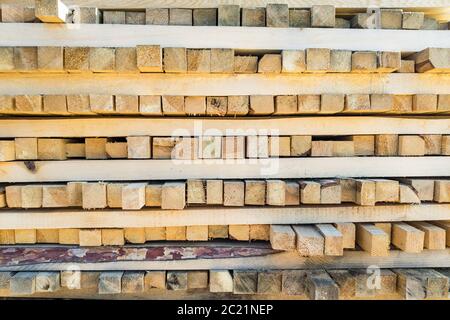 Une grosse pile de planches sciées à partir d'arbres sur une scierie pour l'achat de matériaux de construction. Industrie de la construction. Banque D'Images