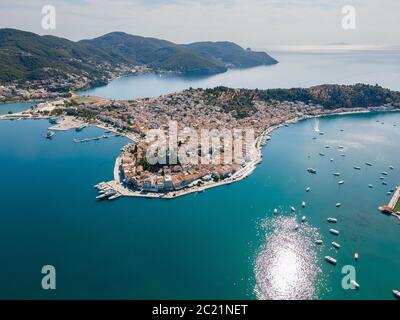 L'île de Poros et son canal le séparant du reste de la Grèce Banque D'Images