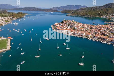 L'île de Poros et son canal le séparant du reste de la Grèce Banque D'Images