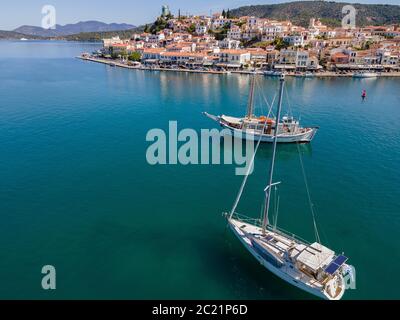 L'île de Poros et son canal le séparant du reste de Greec Banque D'Images